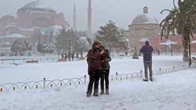 Зима скова Балканите: Сняг и студ в Турция и Румъния, връхлитат ураганни ветрове
