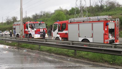 Кола пламна на АМ "Хемус", разгоряха се и сухи треви