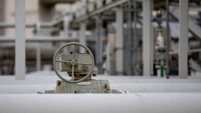 ЕС отлага пълната забрана за руски петрол