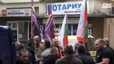 Таксиметрови шофьори на протест в Ямбол заради опит за убийство над колега