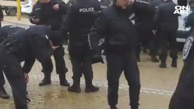 Полицията се самообезвреди със сълзотворен газ, граждани им помагат