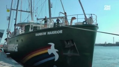 Световноизвестният кораб Рейнбоу Уориър на Грийнпийс акостира в Бургас