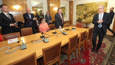 ГЕРБ-СДС и ПП-ДБ на нова среща в парламента, кои лидери отсъстват?