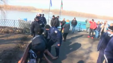 Арестуваха известен скандалджия, хвърлил се пиян за кръста в Русе (ВИДЕО)
