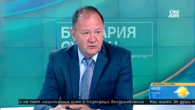 Атакуват президента Радев с анкетна комисия за изтребителите, смята Миков