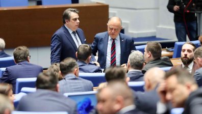 Скандали и взаимни обвинения в НС при гласуването на бюджетната рамка (ВИДЕО)