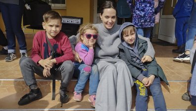 Сирени принудиха Анджелина Джоли да се скрие в бомбоубежище при посещението ѝ в Лвов