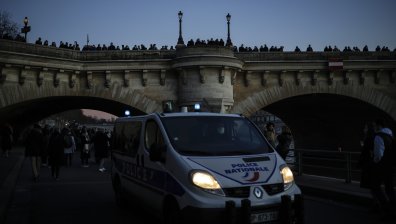 Удължават полицейския час във Франция