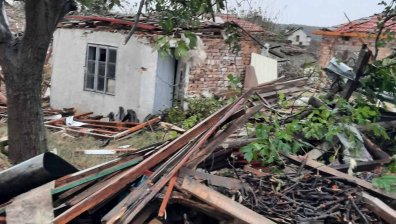 Отнесени покриви, стълбове и дървета: Над 200 сигнала за произшествия в Източна България