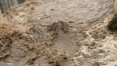 Бедствие в Родопите: Река отнесе мост в Крумовградско, хора са във воден капан (+ВИДЕО)
