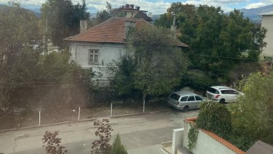 С риск да бъдат блъснати, пешеходци вървят по улица в "Горубляне" заради неизползваем тротоар