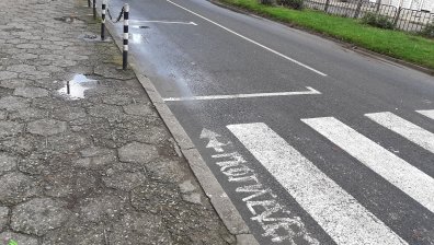 Мръсотия, паркоместа до зебра, лунен пейзаж по улиците в Кърджали