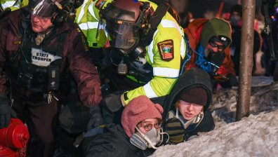"Човекът на първо място": Арести на протести в САЩ след поредното убийство от ICE (СНИМКИ)