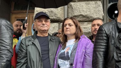 Ахмед Доган рамо до рамо със съпругата на Джейхан Ибрямов на протест в София (СНИМКИ)