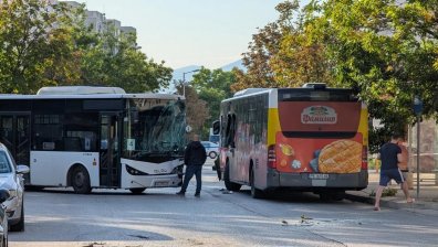 Ранени хора след катастрофа между два автобуса в Пловдив (+СНИМКИ)