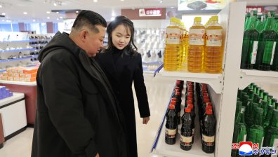Ким Чен Ун, съпругата и дъщеря му откриха суперфабрики