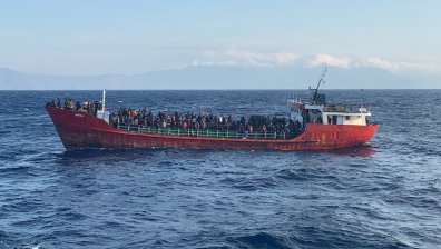 Мащабна операция: Спасиха 400 мигранти на кораб край Крит