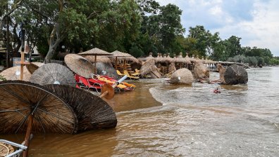 В плен на циклона "Даниел": Няколко общини в Гърция обявиха извънредно положение