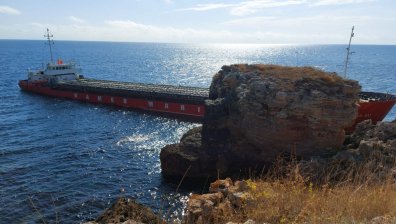 Продължава кризата с кораба, вятърът пречи на действията на екипите