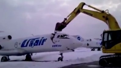 Руснак "яхна" багер и потроши самолет заради уволнение