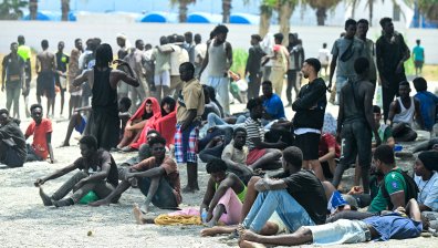 Лицето на кризата: Масовият мигрантски наплив по суша и море, който парализира Сеута (СНИМКИ)