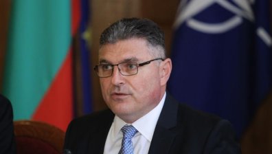 Уволнения в МО: Нямало пари за заплати, но имало за бонуси за директорите