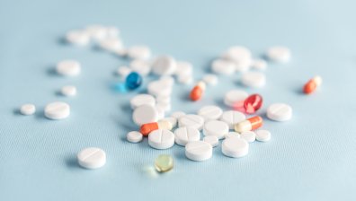 Трима са обвинени за съхранение на наркотични вещества, открити са множество хапчета