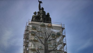 Ликовете на Левски, Ботев и други национални герои покриха Паметника на Съветската армия