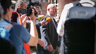 Президентът разговаря с шефа на БНБ Димитър Радев за премиерския пост