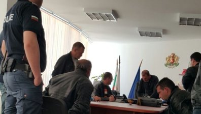 Кмет "арестува" двама мъже, предложили му подкуп