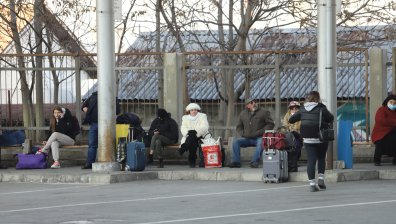 Възмутени и разочаровани пътници в София, няма билети за автобусите: Може някой да ни приюти