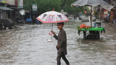 Пакистан е под вода - падат сгради, ток убива хората, други се давят