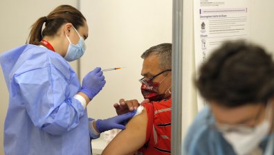 Опашка от желаещи: Срещу ваксина в Букурещ получаваш три кебапчета и хляб