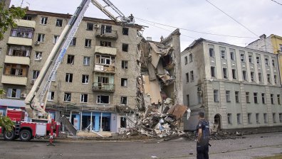 Броят на жертвите в Нова Каховка расте, стотици остават под развалините