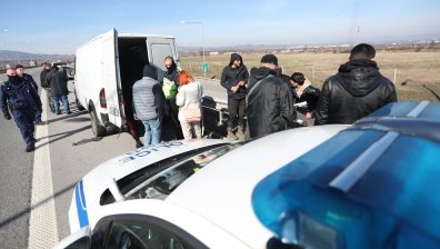 Заловиха 80 мигранти, натъпкани в камион на АМ "Тракия"