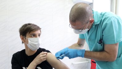 Сръбският премиер получи втора доза от ваксината на Pfizer