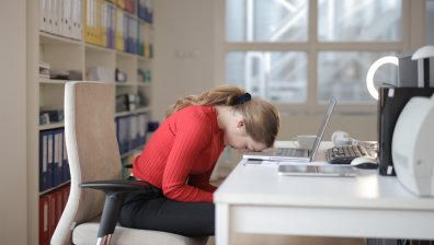 Какво да правим, ако постоянно ни се спи по време на работа?