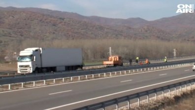 ТИР и кола се удариха на АМ "Струма", жена е ранена (+ВИДЕО)