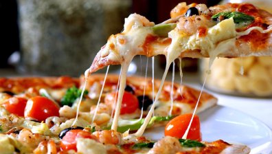 Защо не трябва да ядем пица късно вечер?