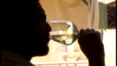 Полицай следи за качеството на италианското вино Prosecco