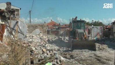 Събарянето на незаконните ромски къщи в Бургас продължава