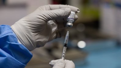 Разследват личен лекар за фиктивни ваксини срещу Ковид-19