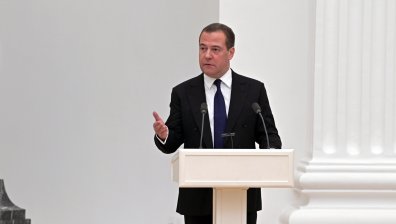 Медведев поиска доживотна забрана за влизане в Русия на "предателите"