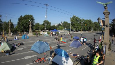 Провокация на Орлов мост, мъже свалиха европейското знаме