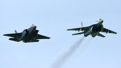 МО: Военновъздушните сили прихванаха и приземиха самолет нарушител