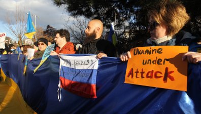 Протест пред руското посолство в София, скандират "Путин е убиец" (+СНИМКИ)