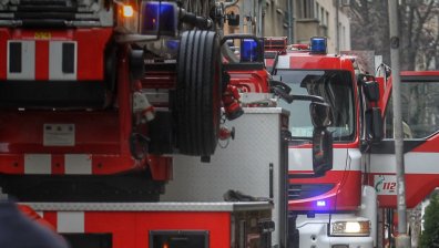 "Мерцедес" изгоря напълно пред блок в Бургас
