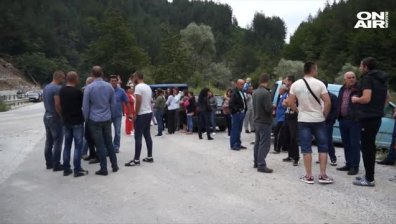 Протест заради неразчистено свлачище блокира път в Смолянско