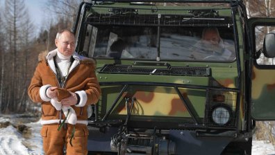 В стил Путин: Руският президент с емблематична снежна разходка в тайгата