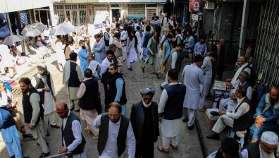 Битпазарите в Кабул преливат: Афганистанците продават всичко, за да си купят храна